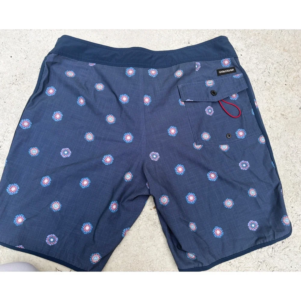 Quiksilver Highline Board Shorts Mens 34 Blue Floral Medallion Surf Trunks 8.5